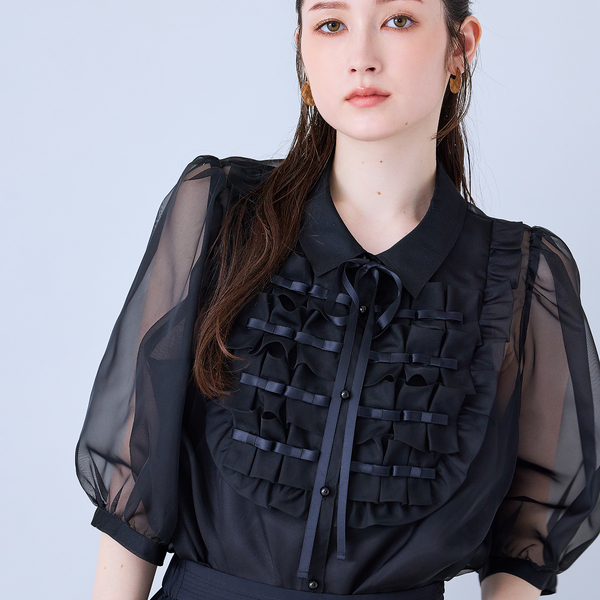 Styled by Ambassadors｜モードな甘さを纏う。大人が恋するリボンブラウス