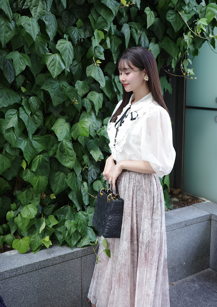 Styled by Ambassadors｜モードな甘さを纏う。大人が恋するリボンブラウス